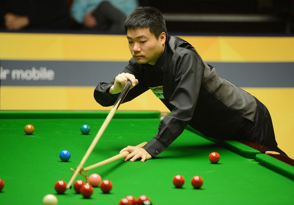 体育中超：奥斯卡双响 上海海港3比0横扫大连人