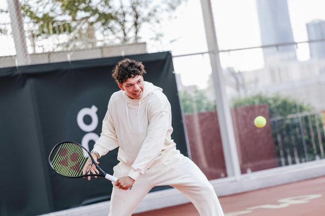 杰林威近3战场均25.3分钟砍15分9.7板5.7助 三分命中率69.2%.