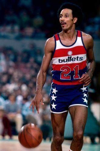 老鹰误将棕熊当兔子，直朝棕熊就抓过去，镜头拍下罕见一幕